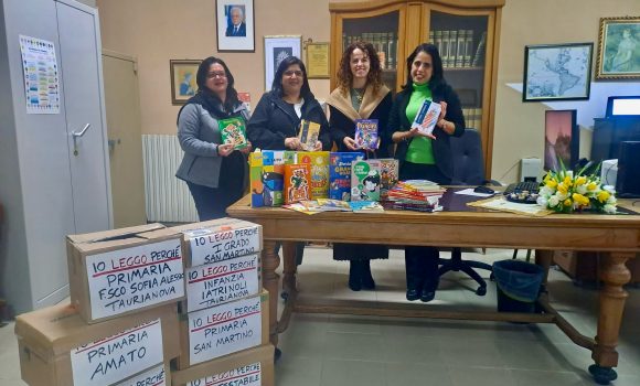 Nella foto, la consegna dei libri acquistati nell’ambito de progetto “Ioleggoperchè”